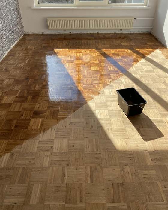 Glanzend mozaïekparket in een woonkamer