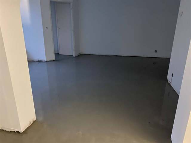 Kale, vlakke ondervloer in een lege kamer, klaar voor de nieuwe vloer